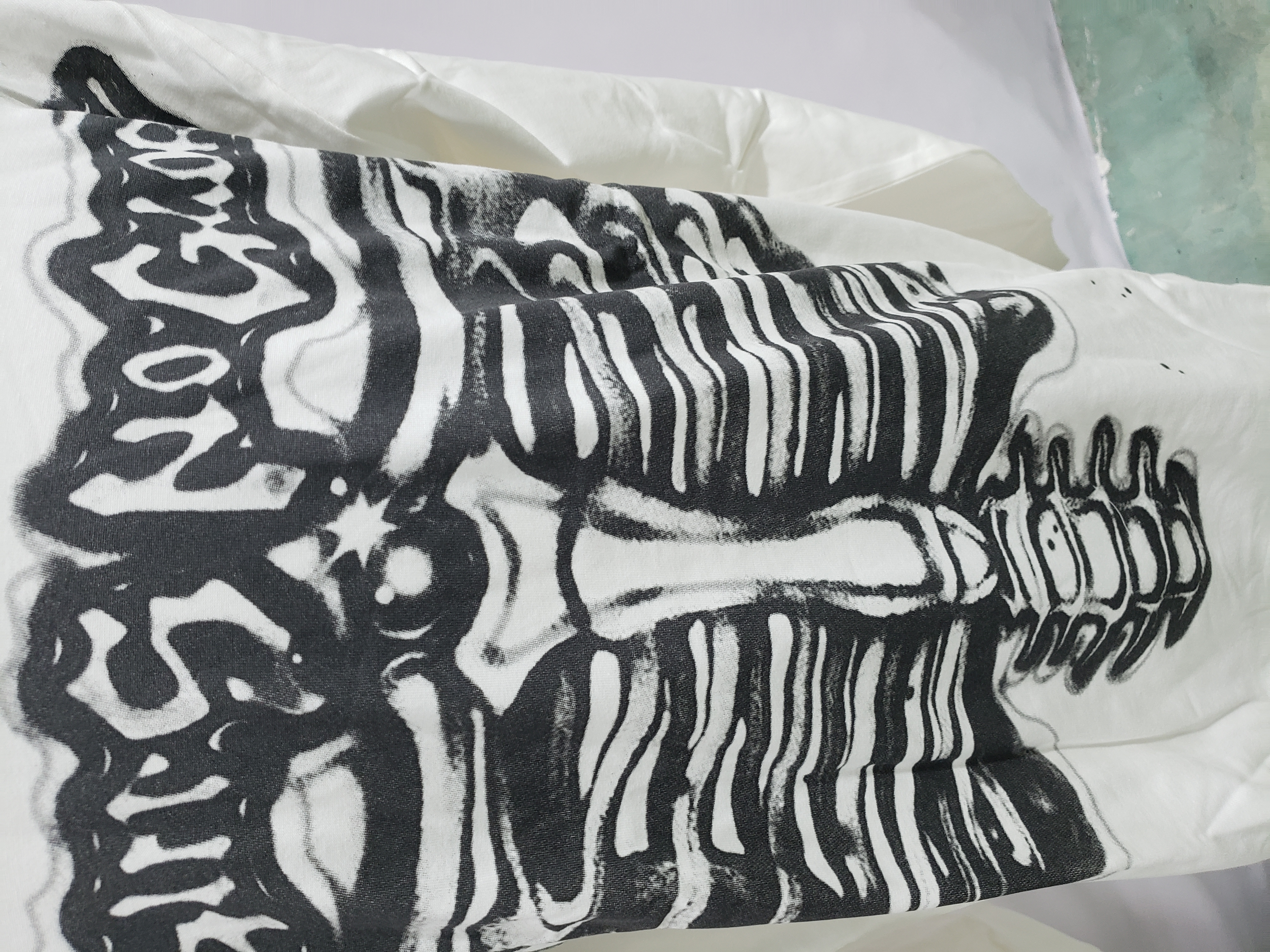 Hellstar Airbrushed Bones Longsleeve White review Roberta Ramírez 03