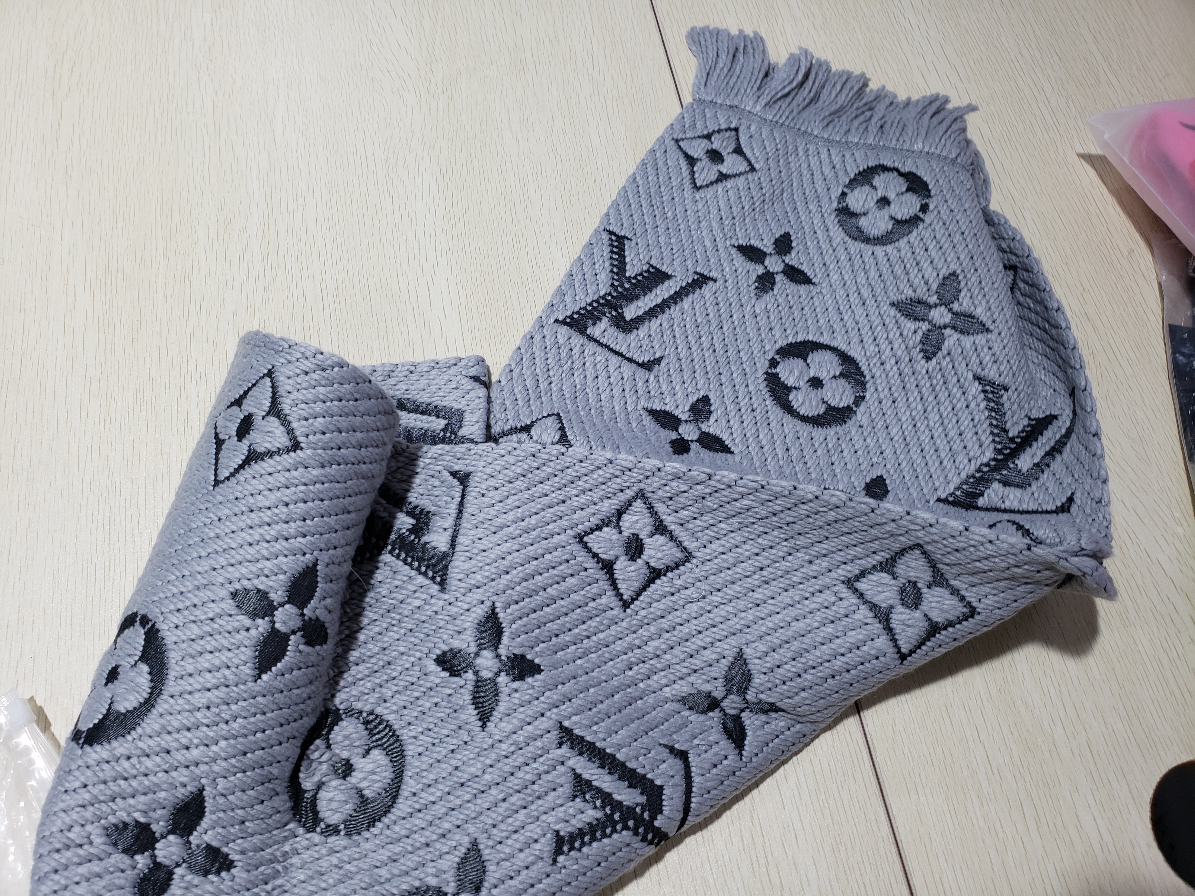 Louis Vuitton  Wool Silk Logomania Scarf Pearl Grey review Asmar Cookin 02