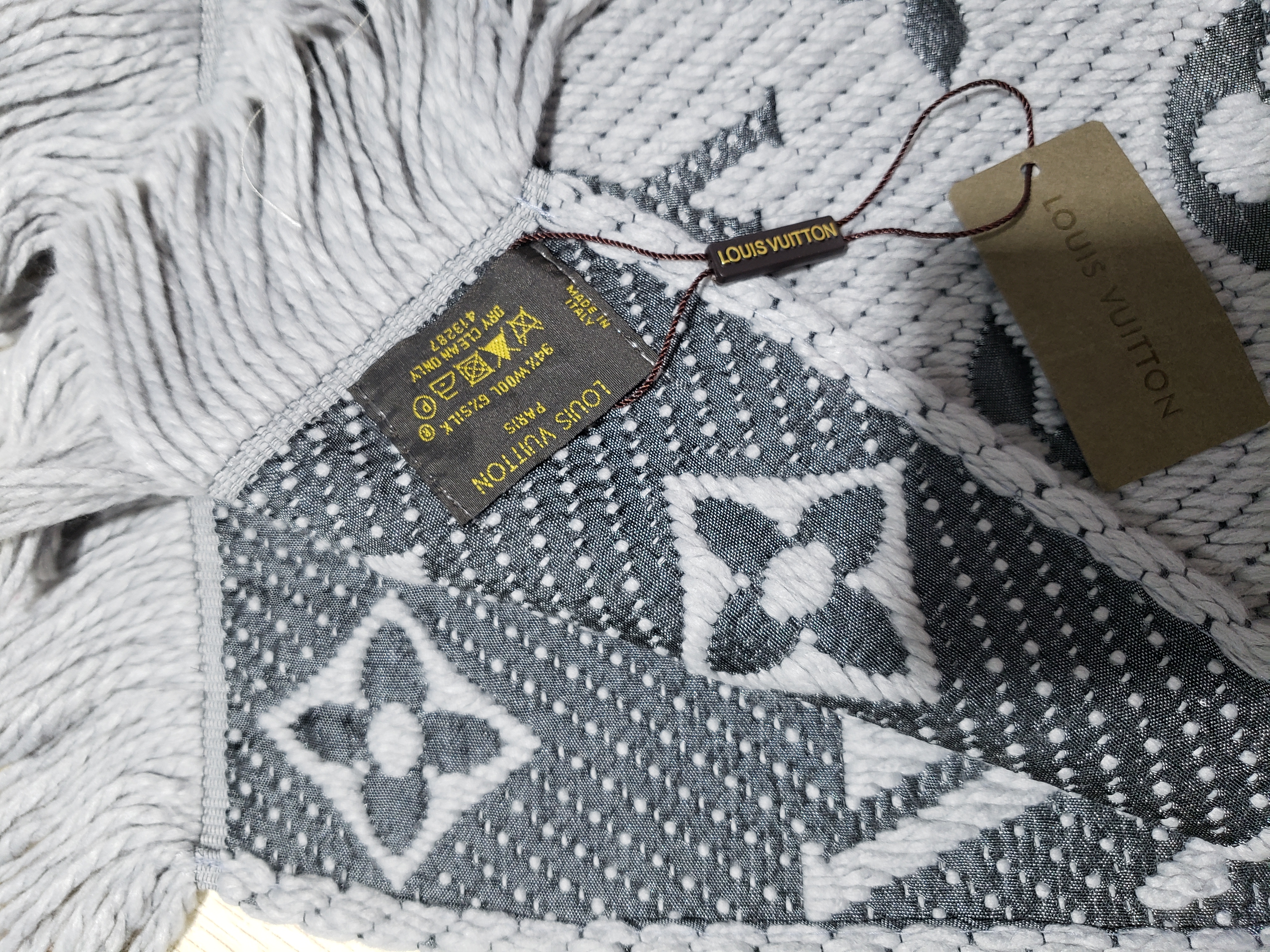 Louis Vuitton  Wool Silk Logomania Scarf Pearl Grey review Asmar Cookin 01