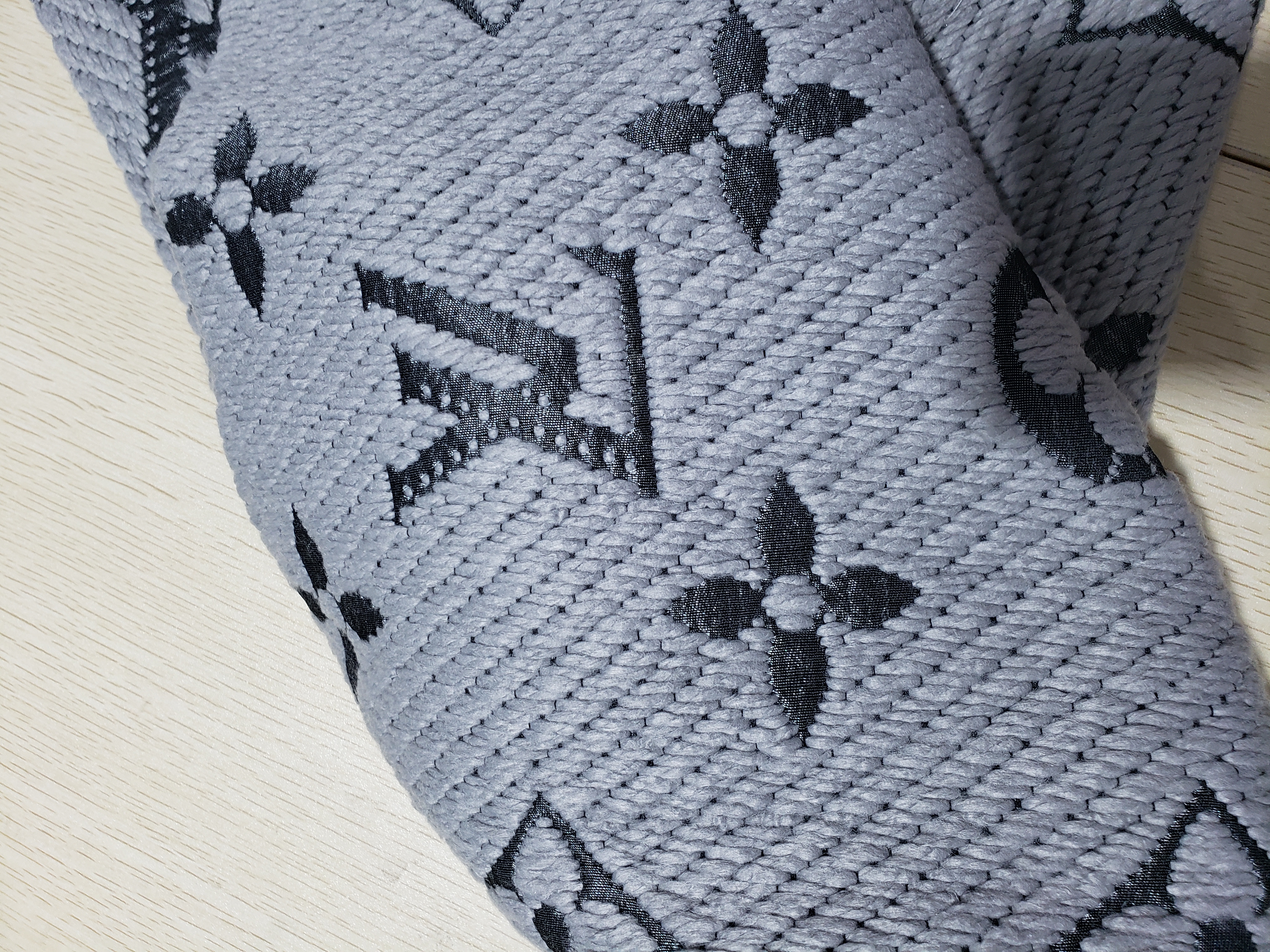 Louis Vuitton  Wool Silk Logomania Scarf Pearl Grey review Asmar Cookin 03