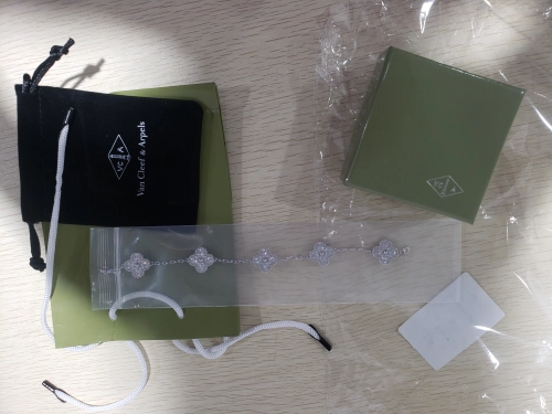 Vintage Alhambra bracelet, 5 motifs Diamond White gold review 