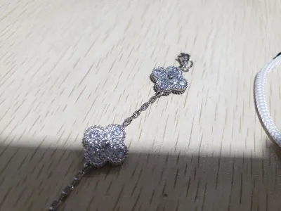 Vintage Alhambra bracelet, 5 motifs Diamond White gold review Cj Jones 04