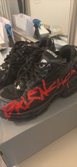 PK God Batch Balenciaga Runner Black And Red Characters 677402 W3RB1 0102 review Graffiti Balenciaga runners 03