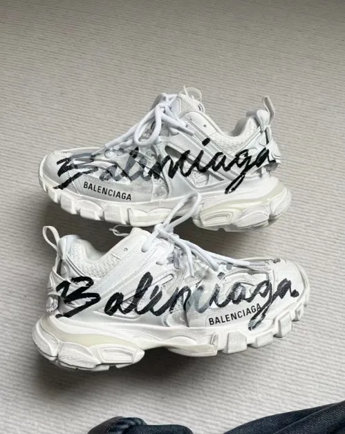 PK God Batch Balenciaga Runner Graffiti White 677402 W3RBQ 9010 review 