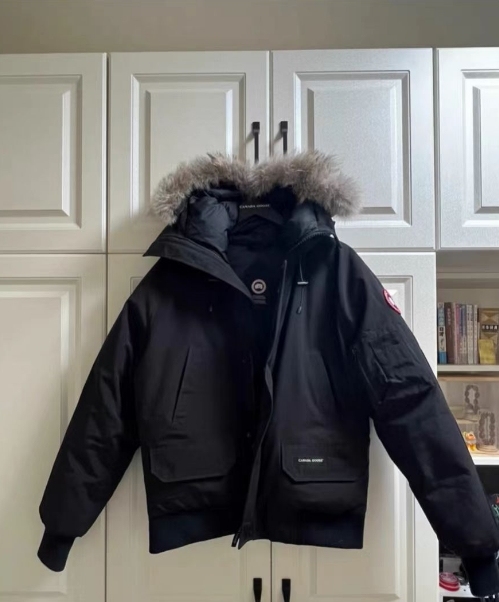   Canada Goose   Short black down jacket review 
