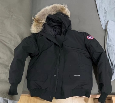   Canada Goose   Short black down jacket review Julian Tufino-Eve