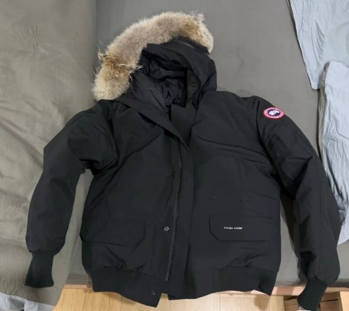   Canada Goose   Short black down jacket review 