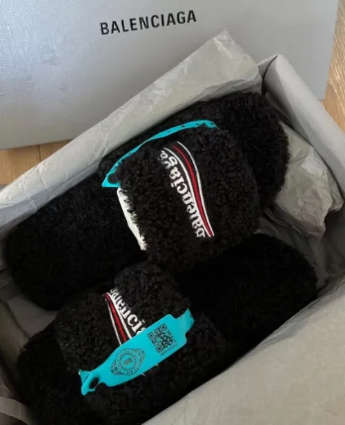 Balenciaga Furry Slides Black Label review 
