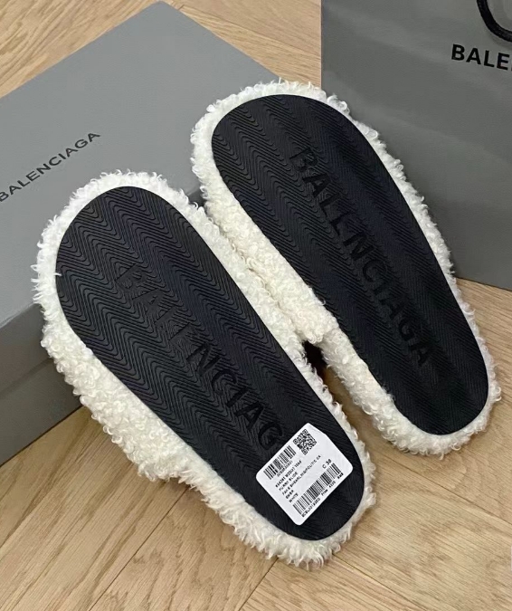 Balenciaga Furry Slides White review jeremy arredondo 03