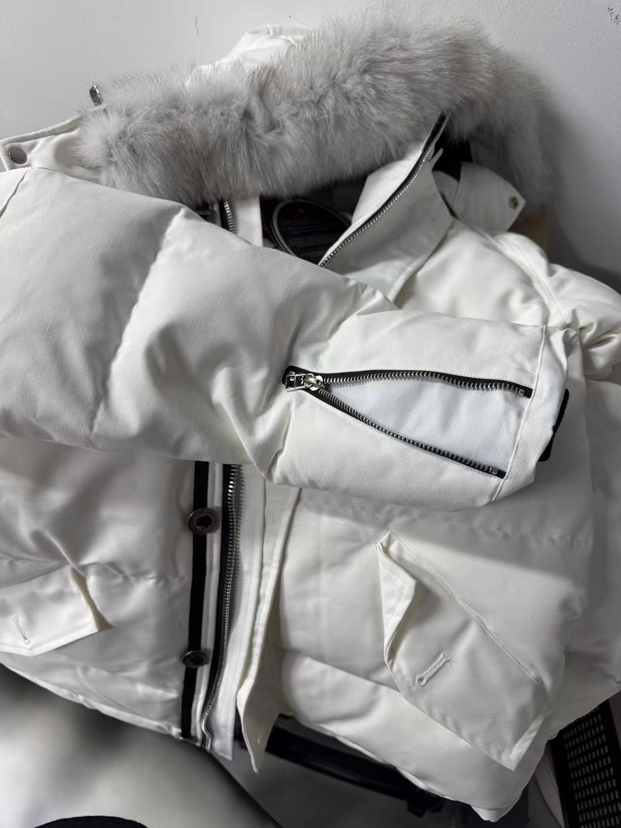 Moose knuckles  Zippered women's down jacket white review Joseph Carter 01
