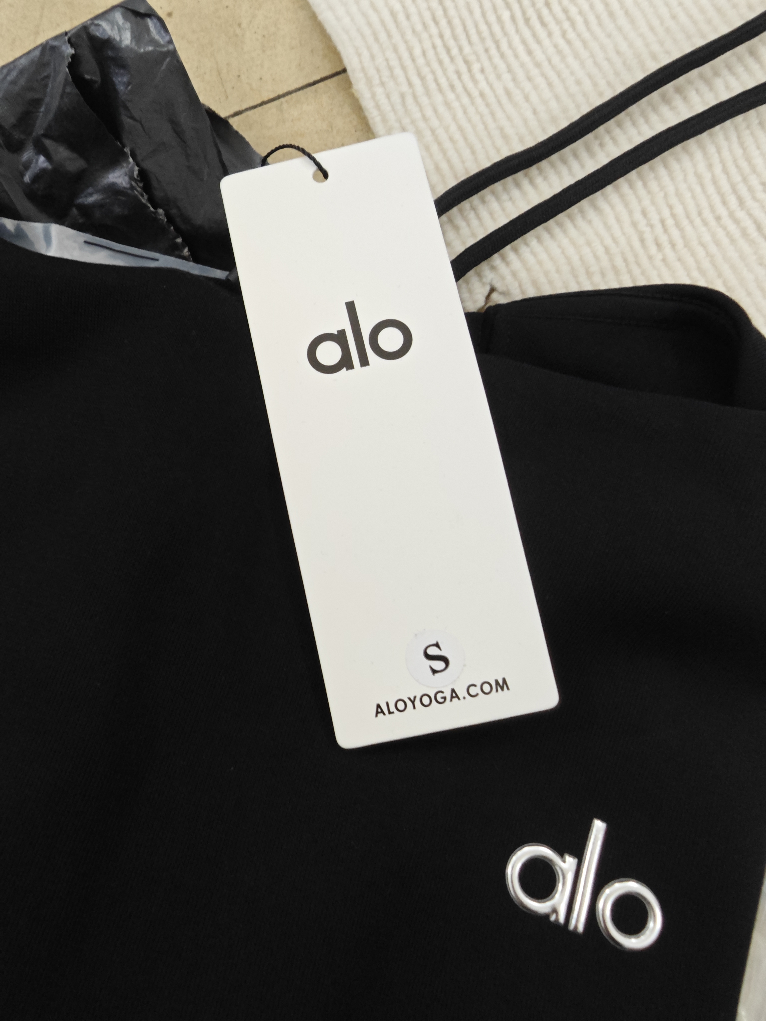 Alo Yoga Accolade Black Tracksuit review Jordan Hernández 01