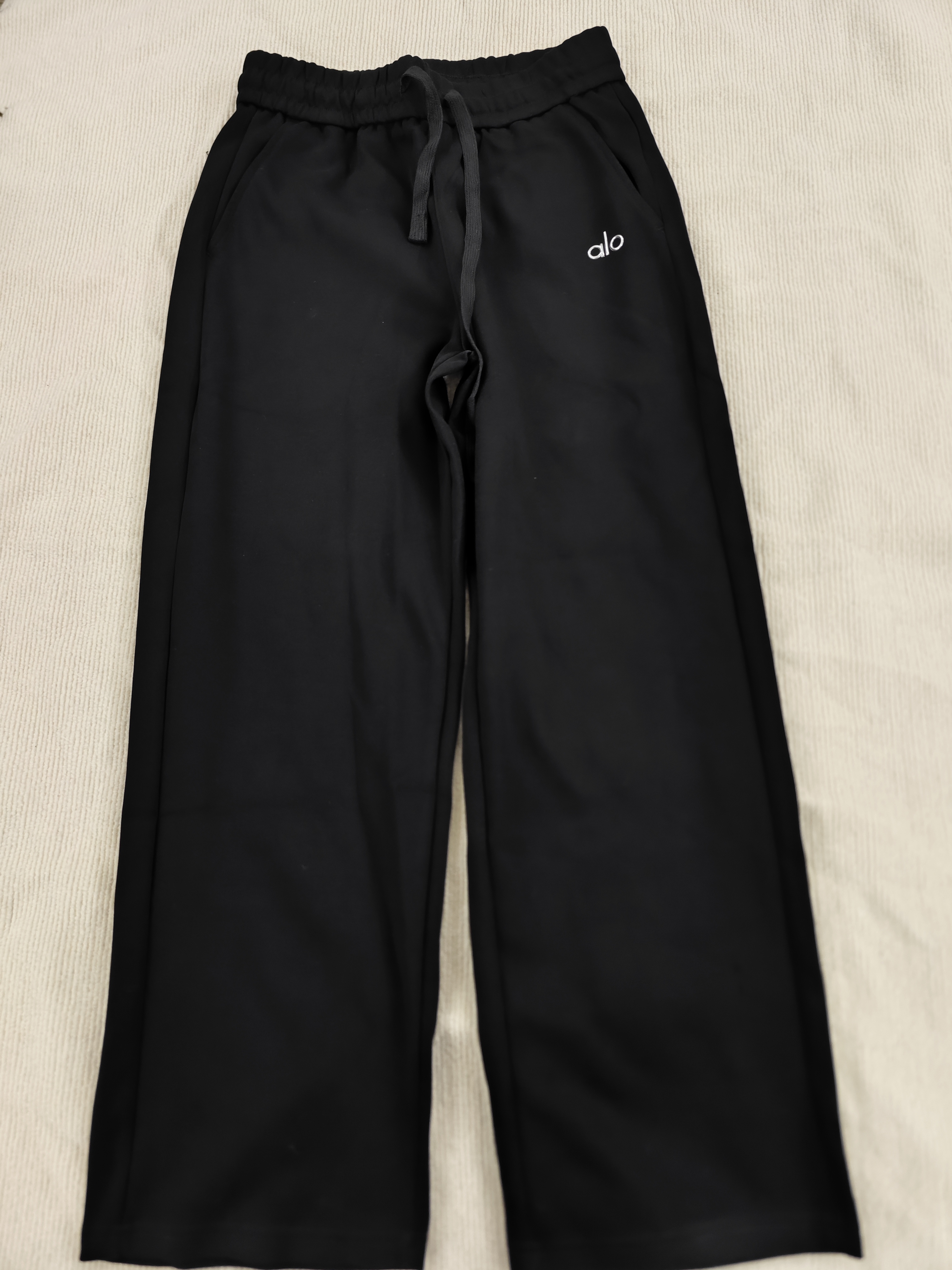 Alo Yoga Accolade Black Tracksuit review Jordan Hernández 02