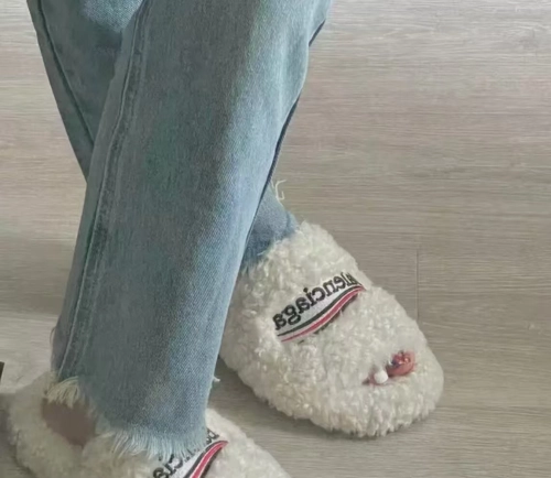 Balenciaga Furry Slides White reviewed by