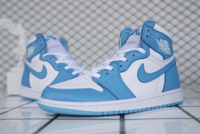 Air Jordan 1 Retro UNC Reps Sneaker 555088-117 02