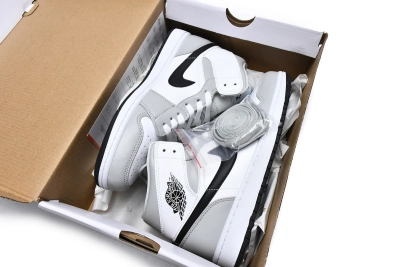 Air Jordan 1 Mid Light Smoke Grey Reps Sneakers BQ6472-015 02