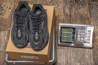 Reps Sneakers  Adidas Yeezy 700 “Vanta” FU6684 01