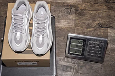  Reps Sneakers Yeezy Boost 700 V2 “Static”EF2829 01