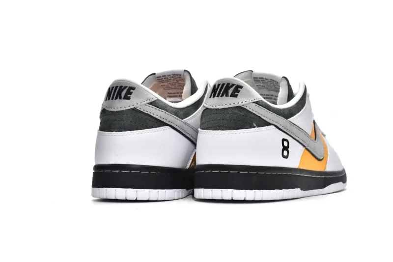 Dunks low kobe