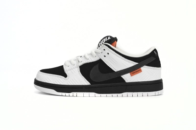 Rsnow TIGHTBOOTH x Dunk Low SB FD2629-100 01