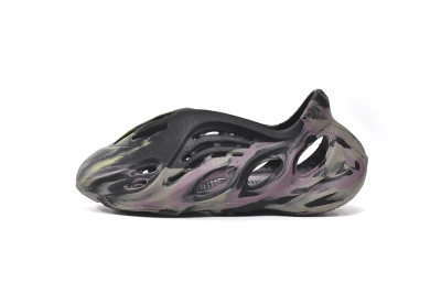 Yeezy Foam Runner MX Carbon IG9562 01