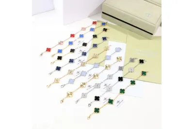 Van Cleef & Arpels Diamond Vintage Alhambra Bracelet 5 motifs 01