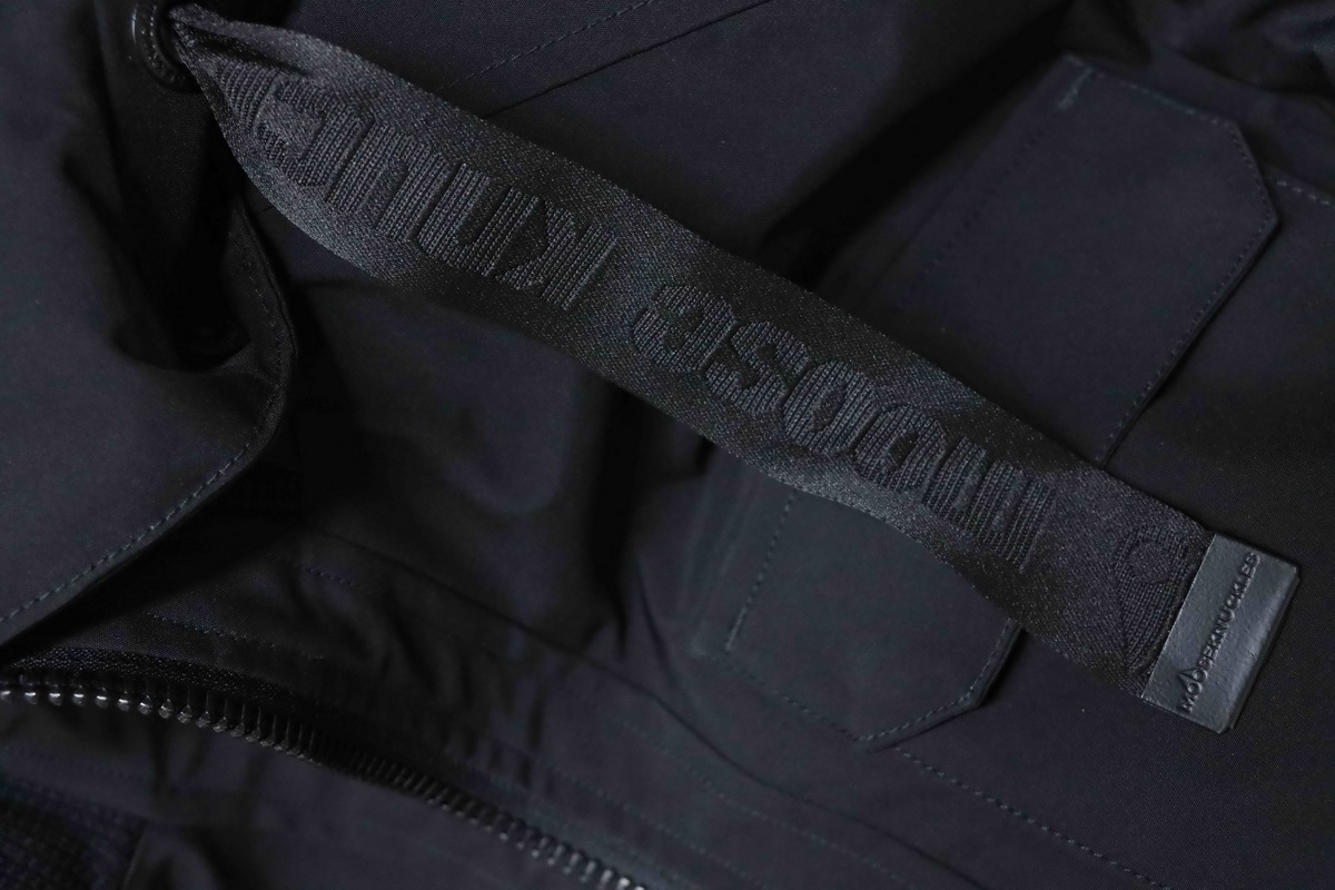 Moose Knuckles Multi-pocket Down Jacket Black