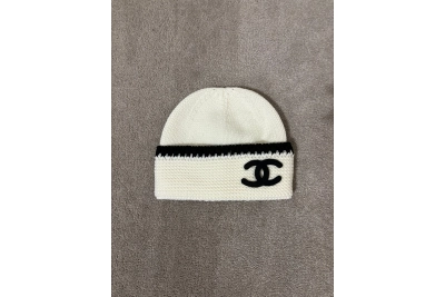 C Beanie White and Black 01