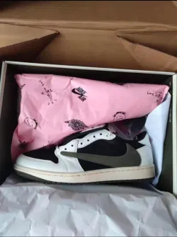 Jordan 1 Retro Low OG SP Travis Scott Olive Reps Sneaker DZ4137-106 review layla 01
