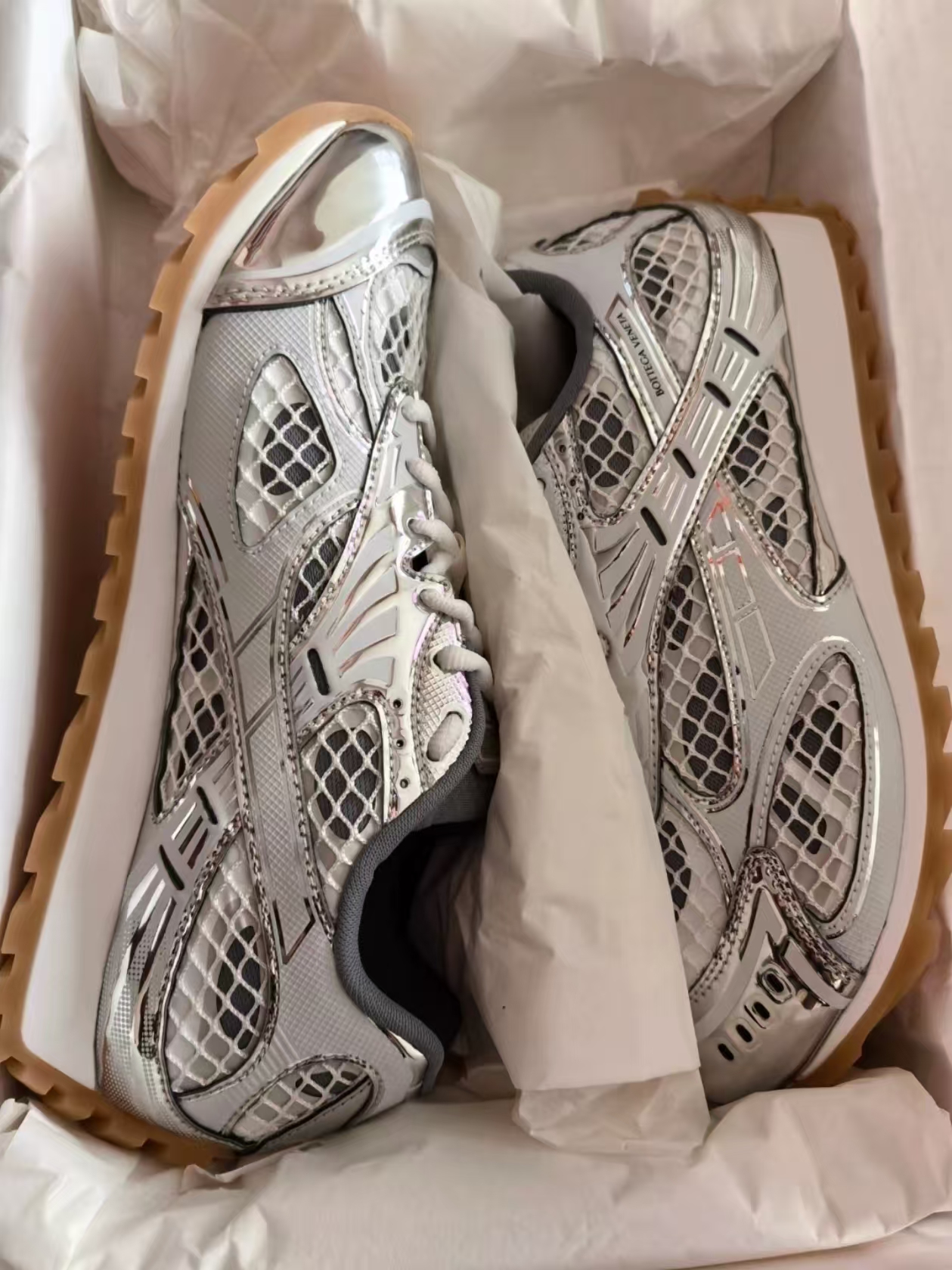 Bottega Veneta Orbit Silver White 741357V2X401425 review landen