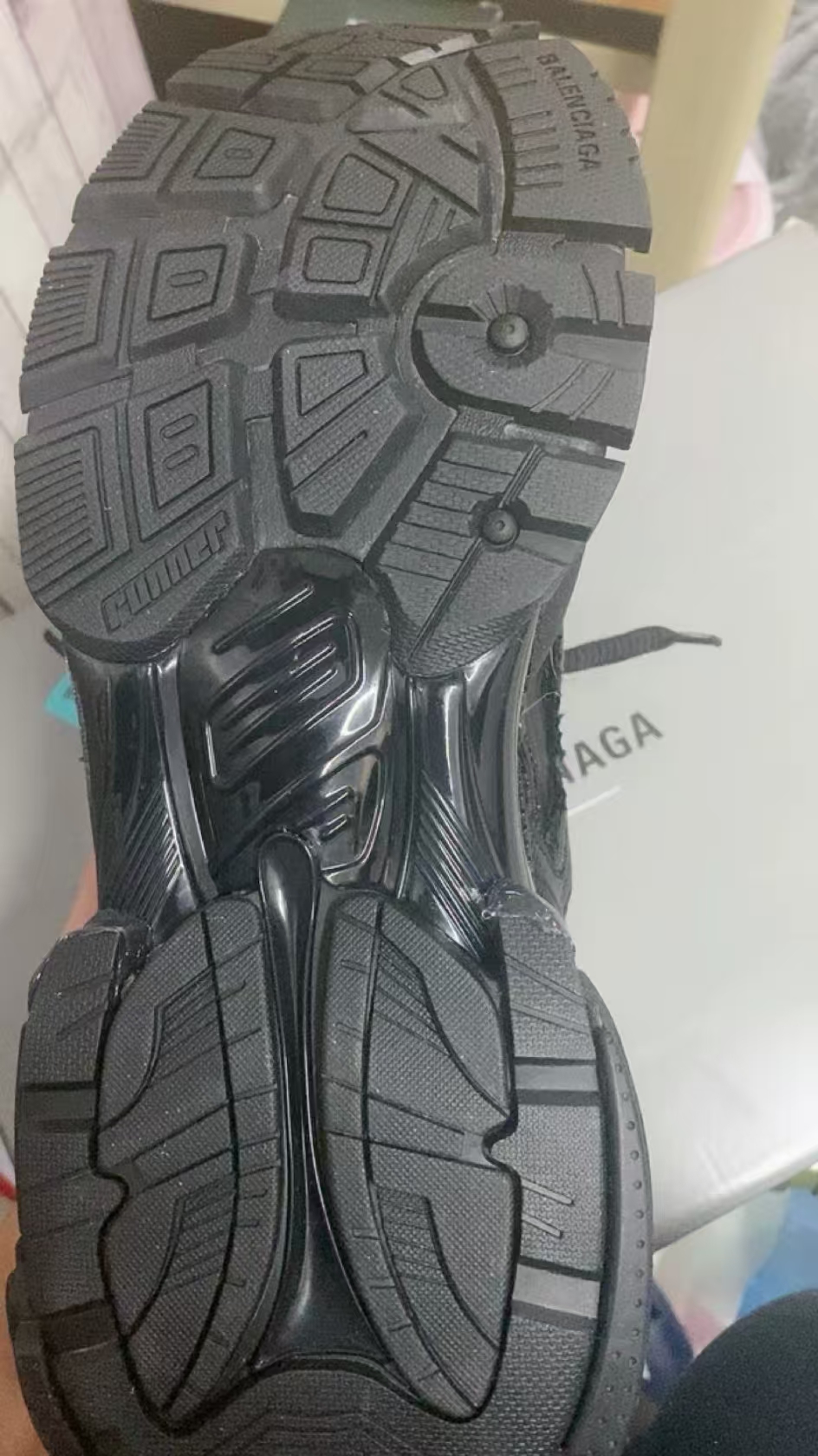 Balenciaga Runner Black Reps Sneaker 656065W3RA11000 / 677403W3RB11000 review Hilton 02
