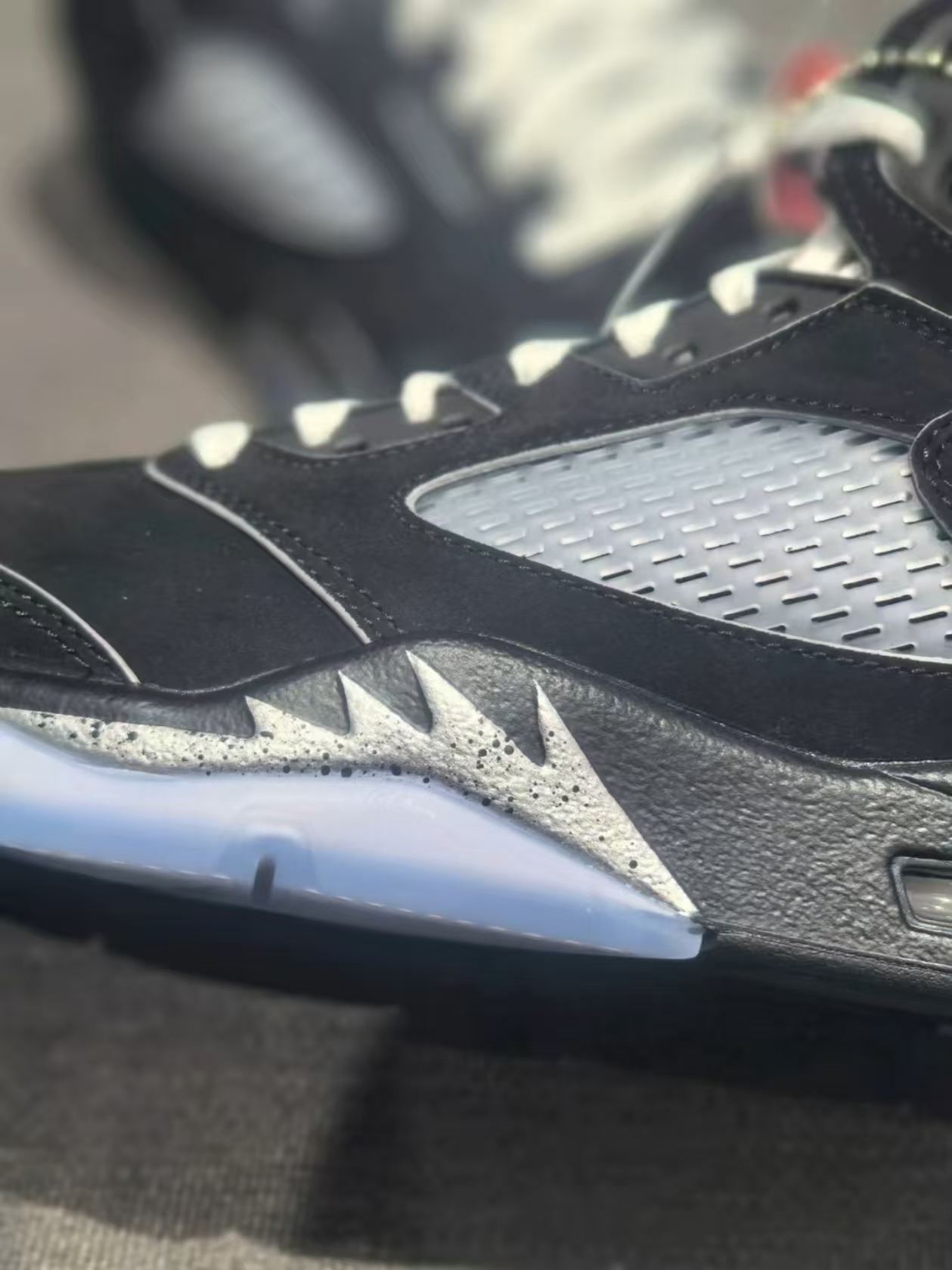 Jordan 5 Retro OG Black Metallic Reimagined HF3975-001 review Vel 01