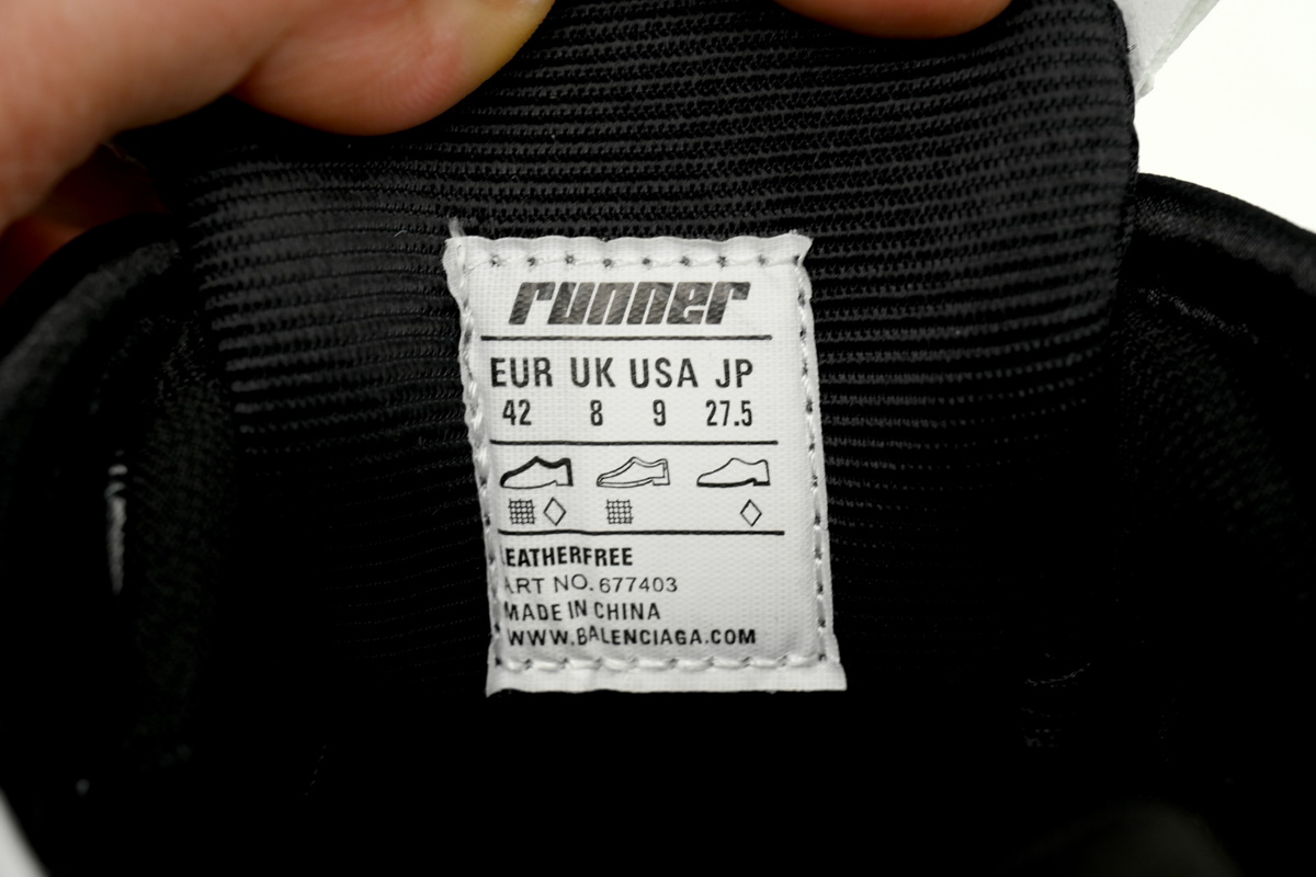 Balenciaga Runner Black White 677402W3RB29010