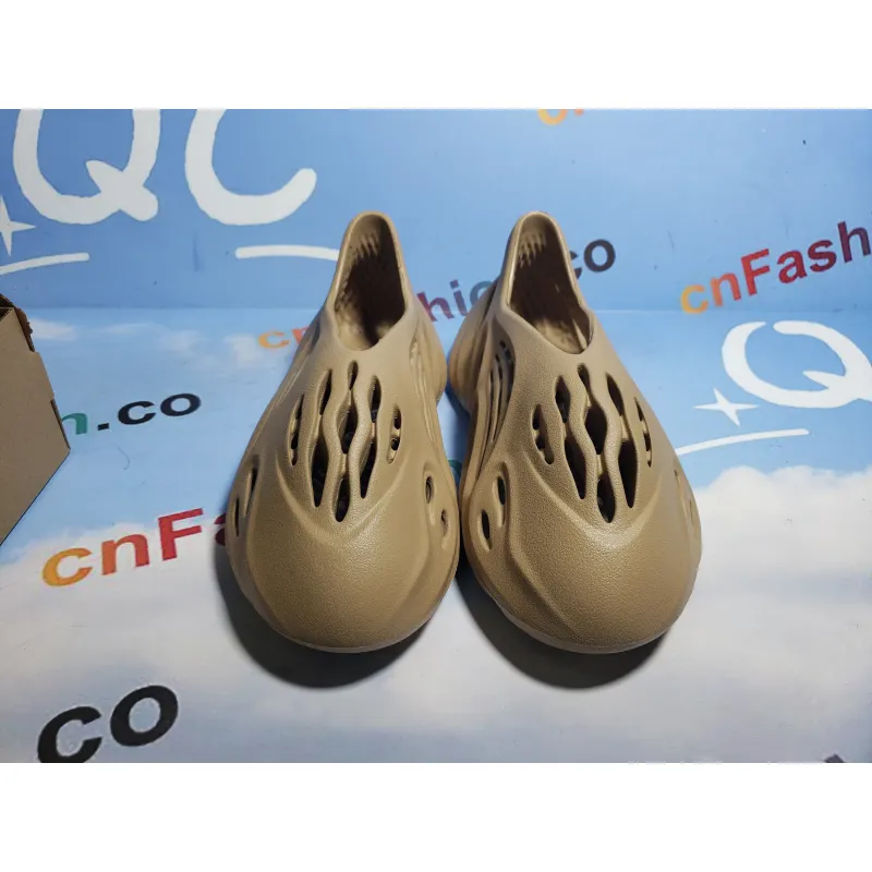 OG Yeezy Foam RNNR Ochre, GW3354