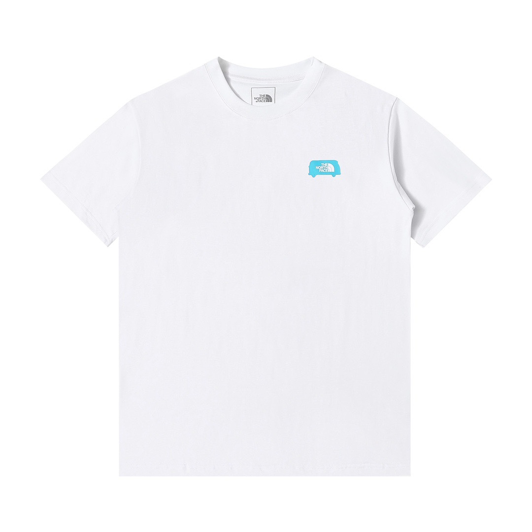 clothes - THE NORTH FACE SS23 Kurzarm-T-Shirt mit Rundhalsausschnitt und grafischem Aufdruck der Discovery-Serie auf der Rückseite des Autobusses
