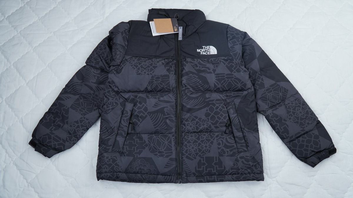 The North Face Splicing White And Black Paper Cuttings