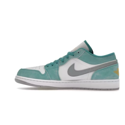 OG Jordan 1 Low SE New Emerald DN3705-301 02