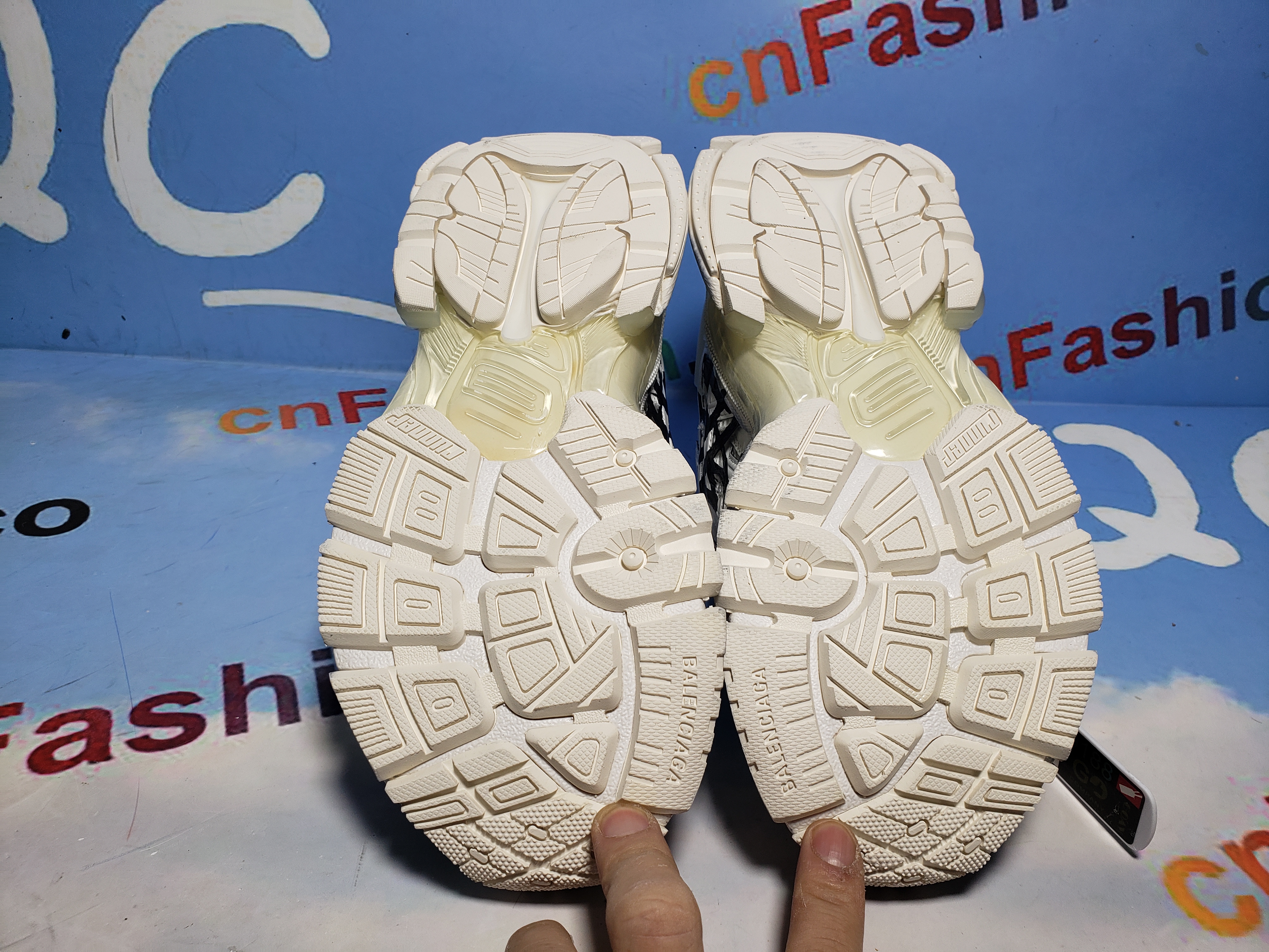 PKGoden Balenciaga 7th Runner White And Black Characters 677402 W3RBQ 9010