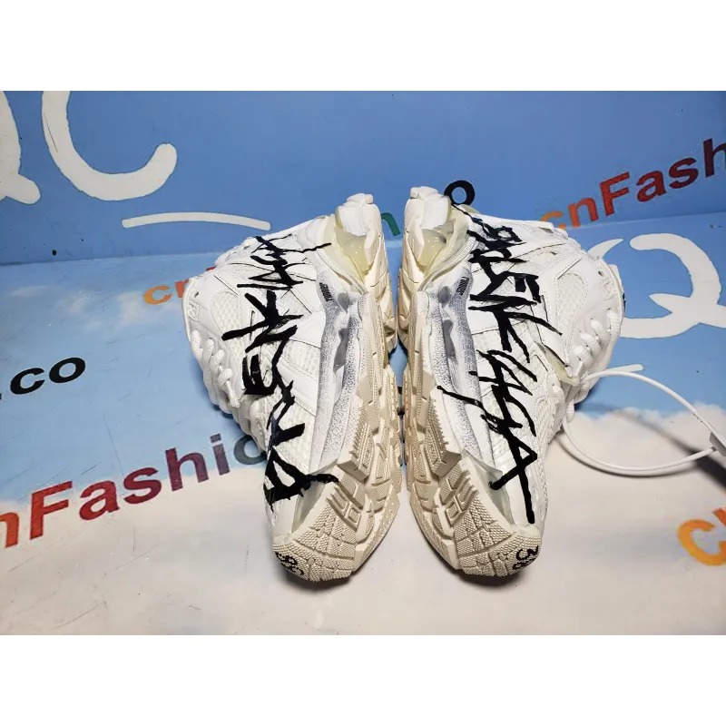 PKGoden Balenciaga 7th Runner White And Black Characters 677402 W3RBQ 9010