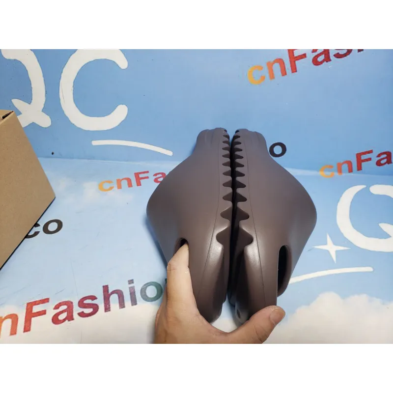 OG Yeezy Slide Soot,G55495