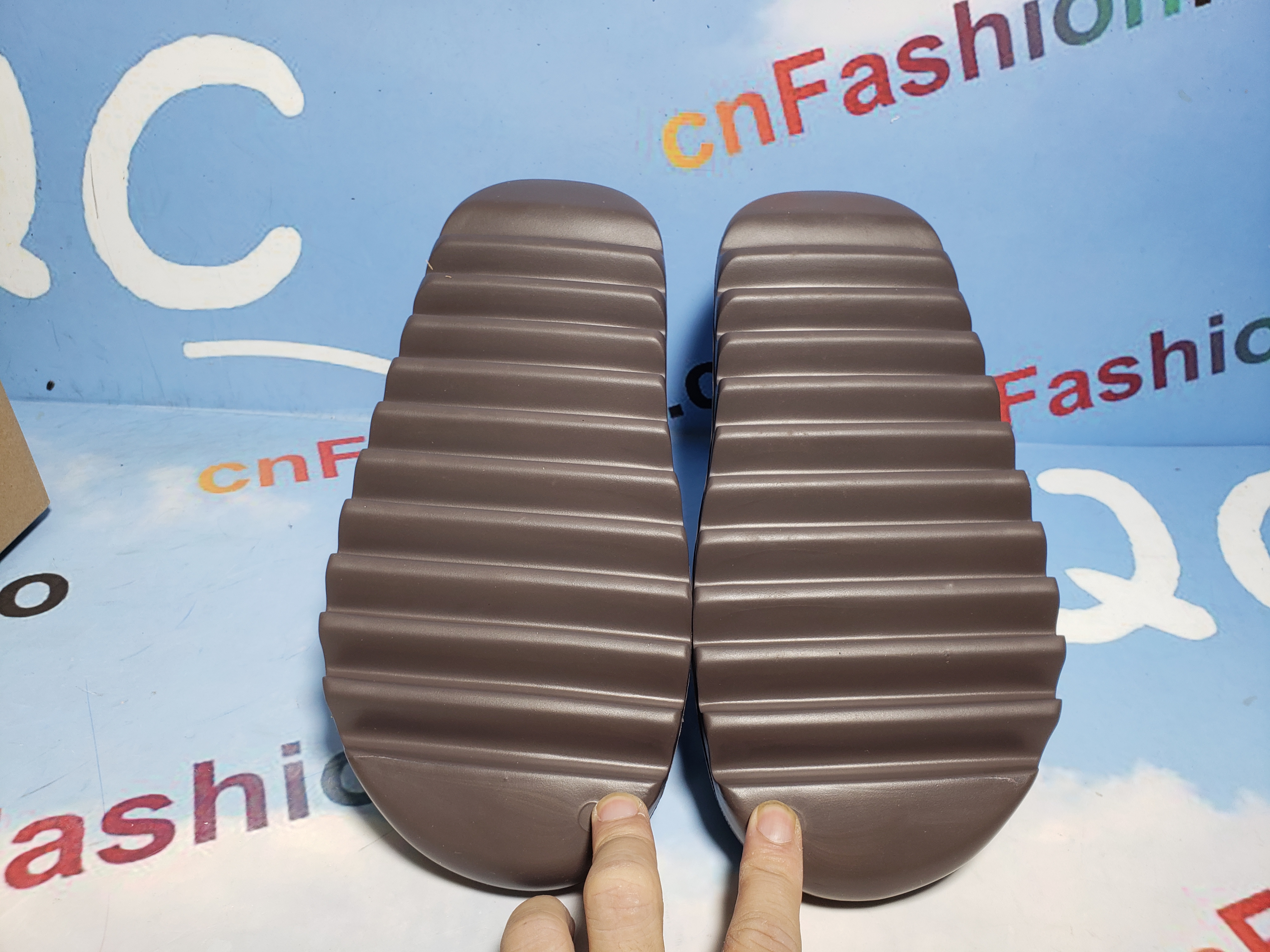 OG Yeezy Slide Soot,G55495