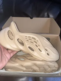 OG Yeezy Foam RNNR Ochre, GW3354 review A 02