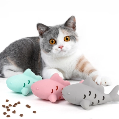 Fish Shape Cat Toy Set With Treat Holes 01