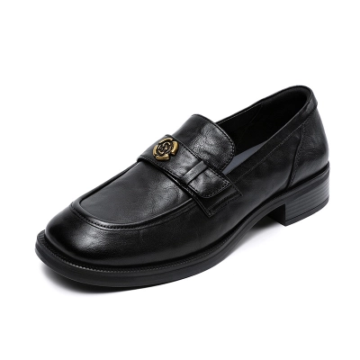 Camellia Accessorized Commuter Low-Heeled Leather Loafers 01