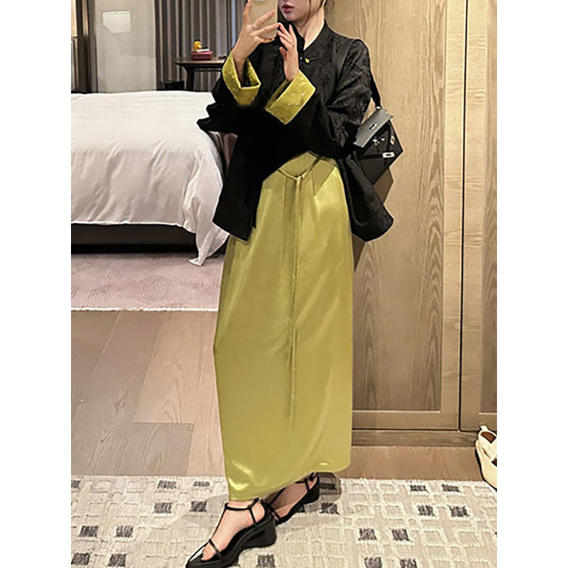 Chiffon-like Soft Pleated Skirt With Slit