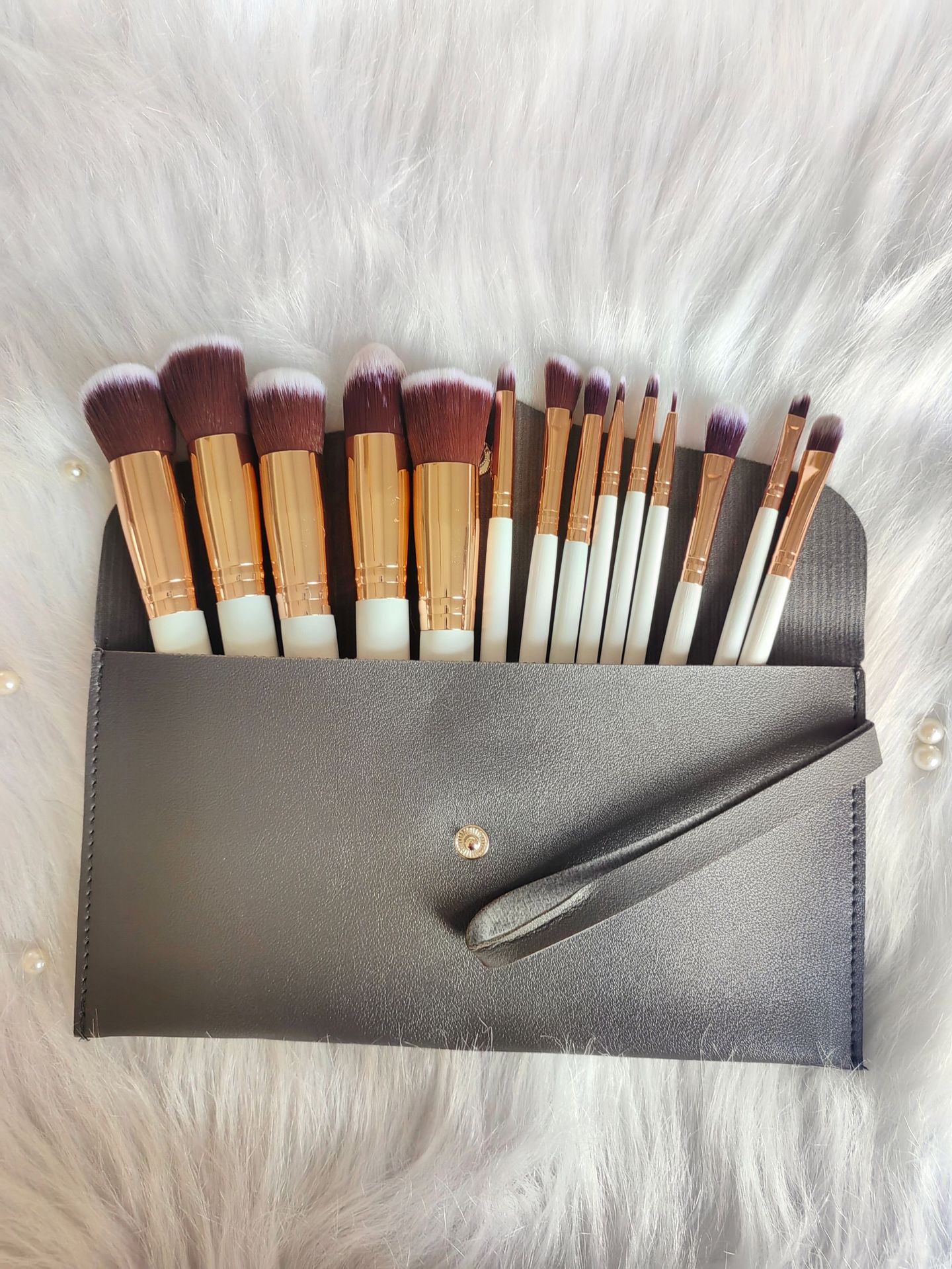14 sets of makeup brushes with soft bristles