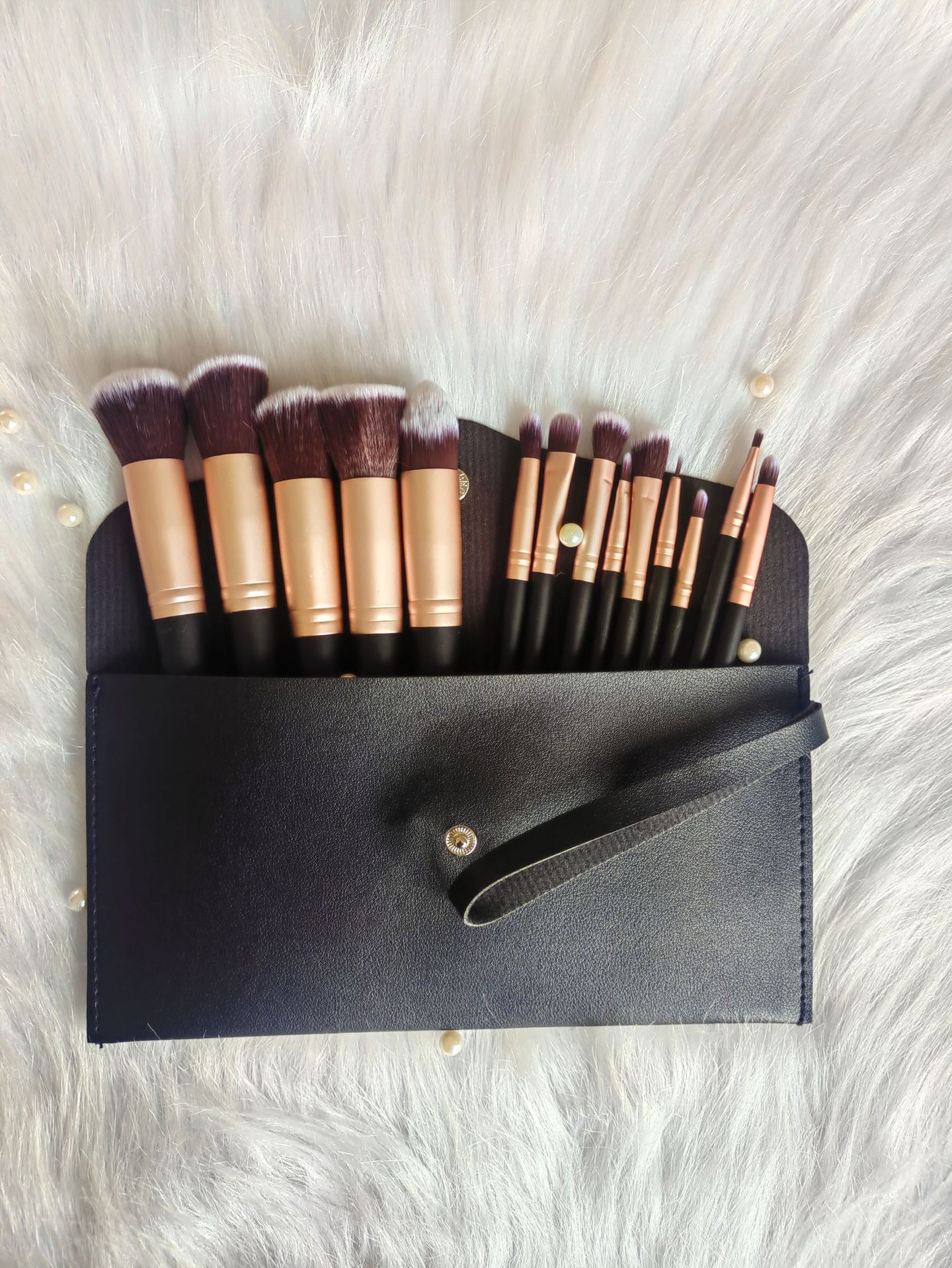 14 sets of makeup brushes with soft bristles