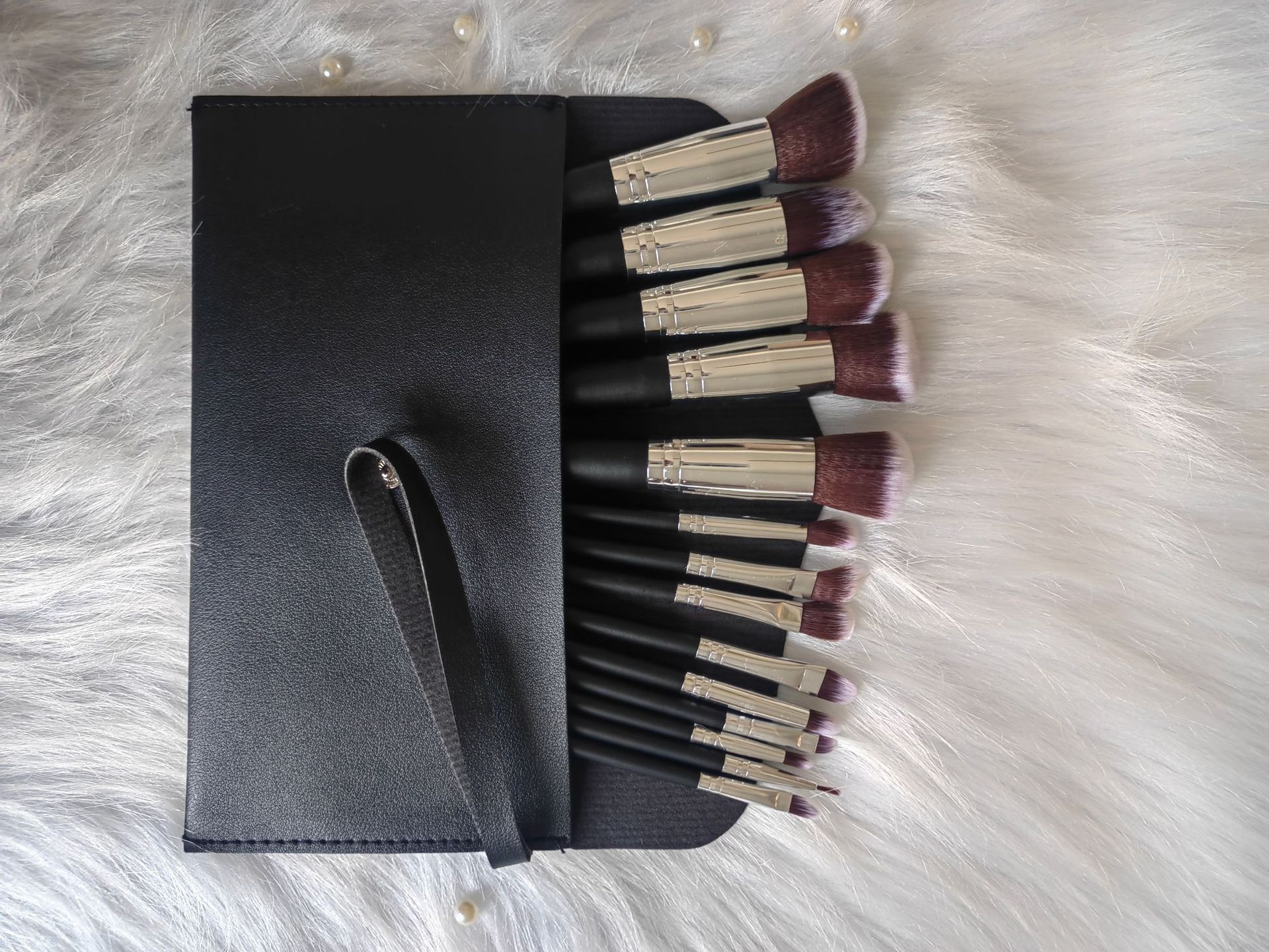 14 sets of makeup brushes with soft bristles
