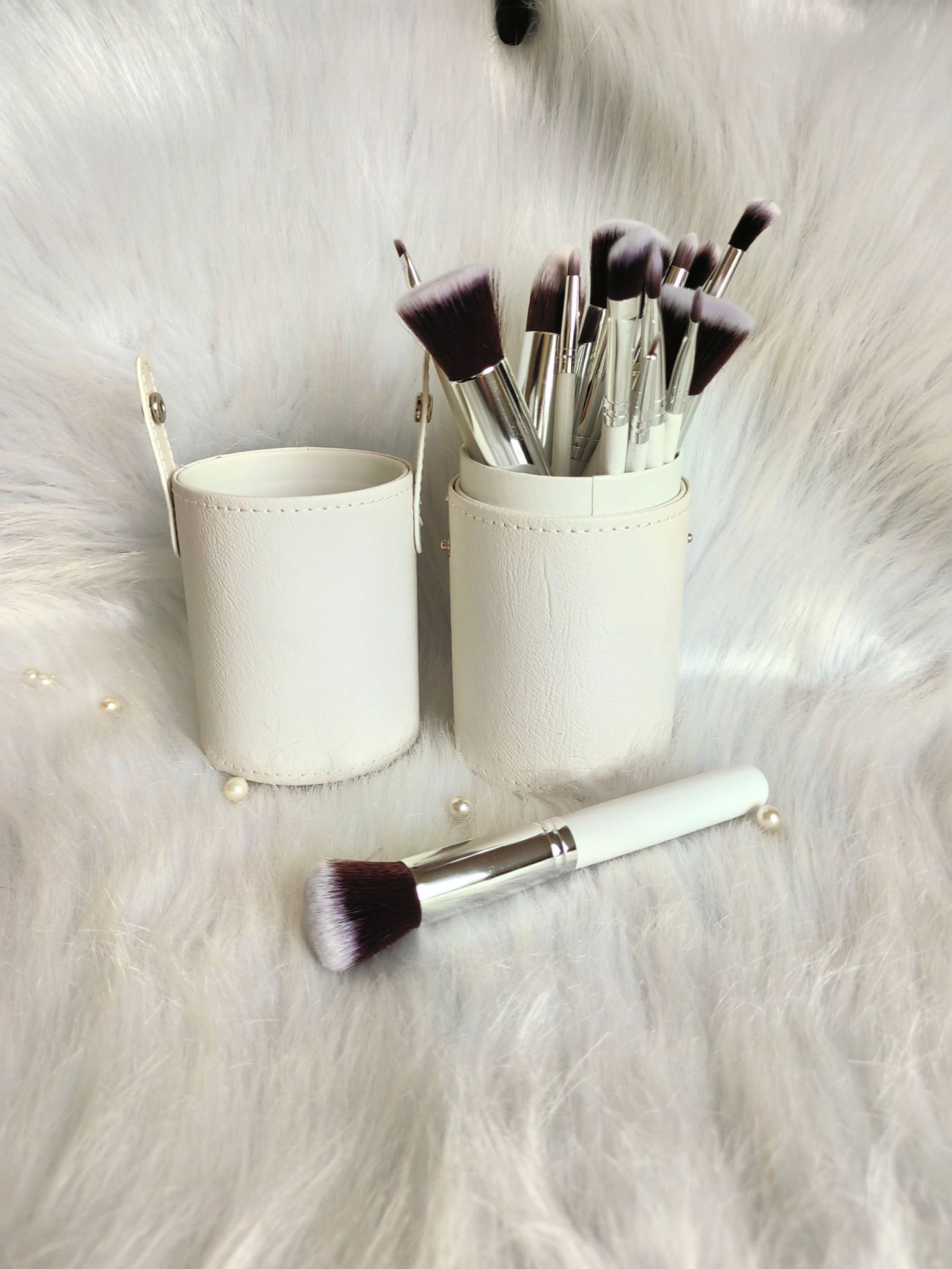 14 sets of makeup brushes with soft bristles