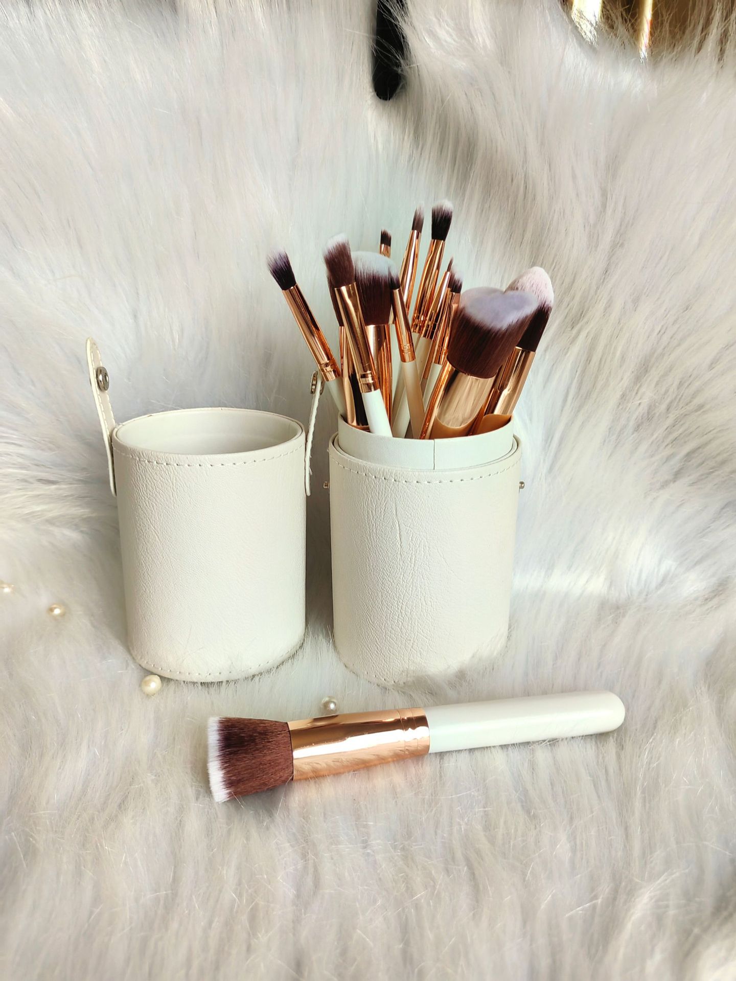 14 sets of makeup brushes with soft bristles