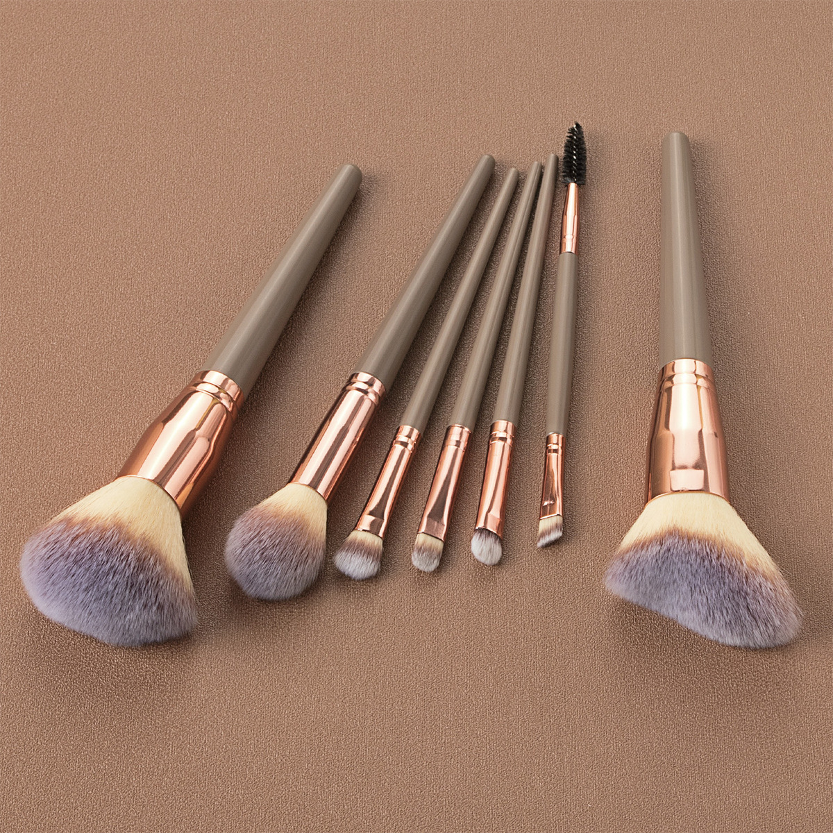 Makeup brush set with 7 soft brushes